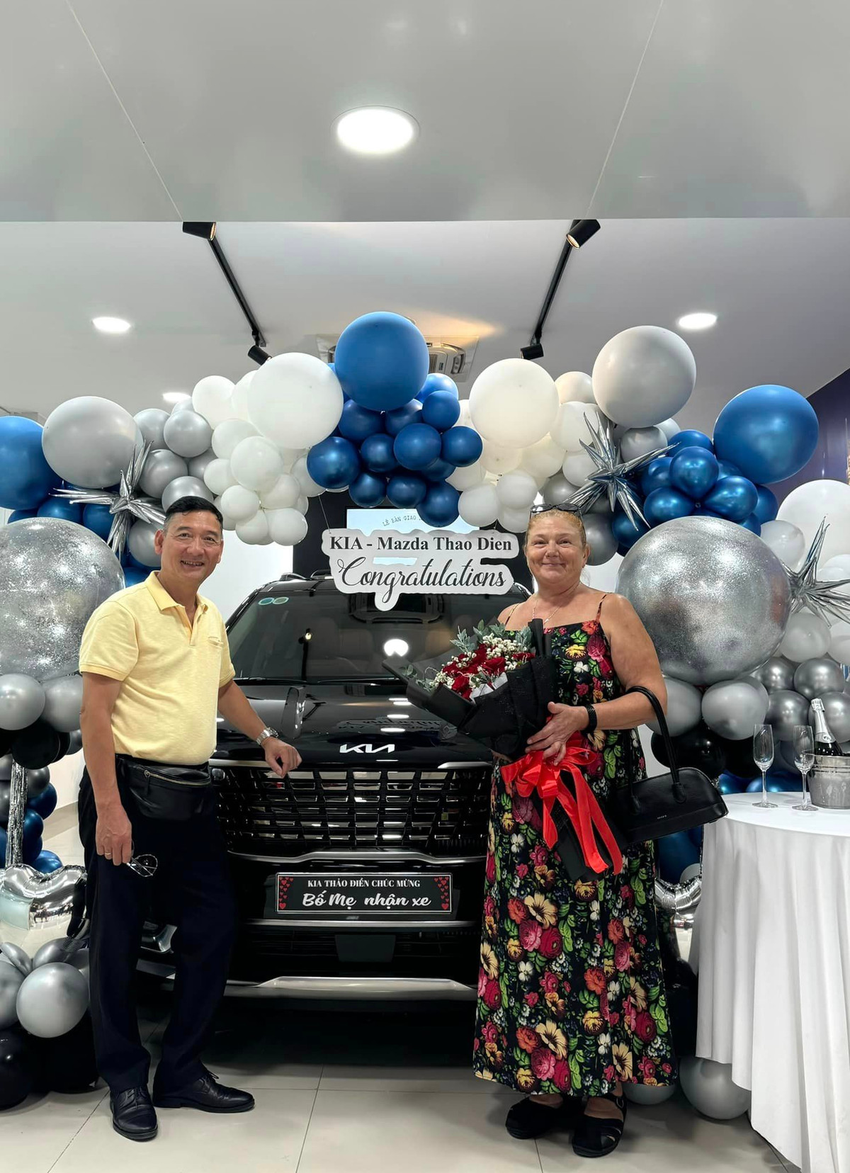 Trong khoảnh khắc nhận sự báo hiếu của con trai, bà Olga Jukova - mẹ Đặng Văn Lâm - bật khóc nức nở vì xúc động. Còn bố của nam thủ môn này là ông Đặng Văn Sơn ở bên cạnh nhẹ nhàng an ủi, ôm và lau nước mắt cho vợ.