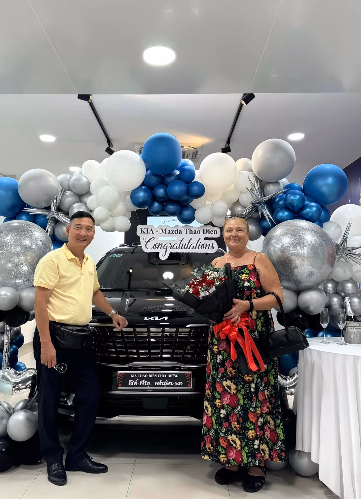 Trong khoảnh khắc nhận sự báo hiếu của con trai, bà Olga Jukova - mẹ Đặng Văn Lâm - bật khóc nức nở vì xúc động. Còn bố của nam thủ môn này là ông Đặng Văn Sơn ở bên cạnh nhẹ nhàng an ủi, ôm và lau nước mắt cho vợ.