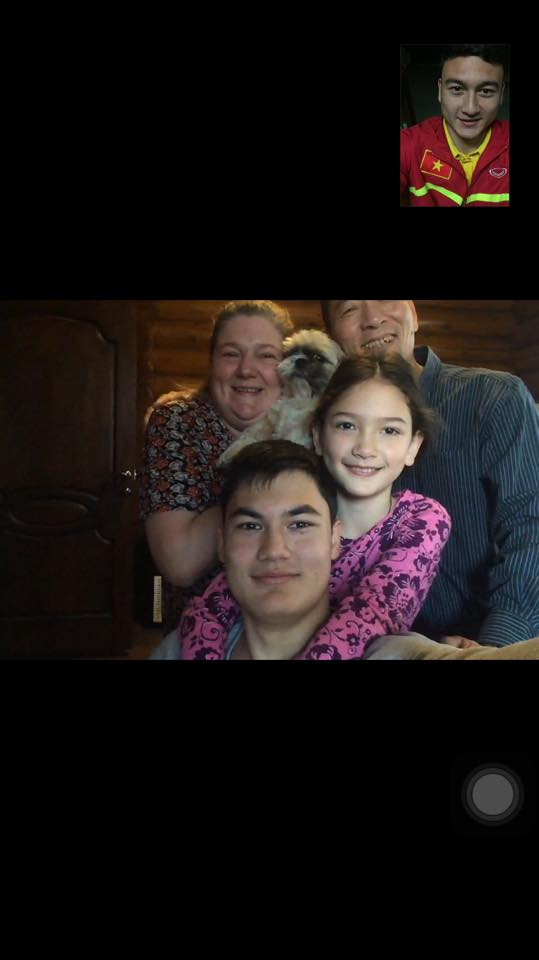 Thời gian gần đây, bố mẹ Văn Lâm đã trở về Việt Nam để sống gần với con trai. Em trai và em gái của anh hiện cũng đang sống, học tập và làm việc tại quê nhà.