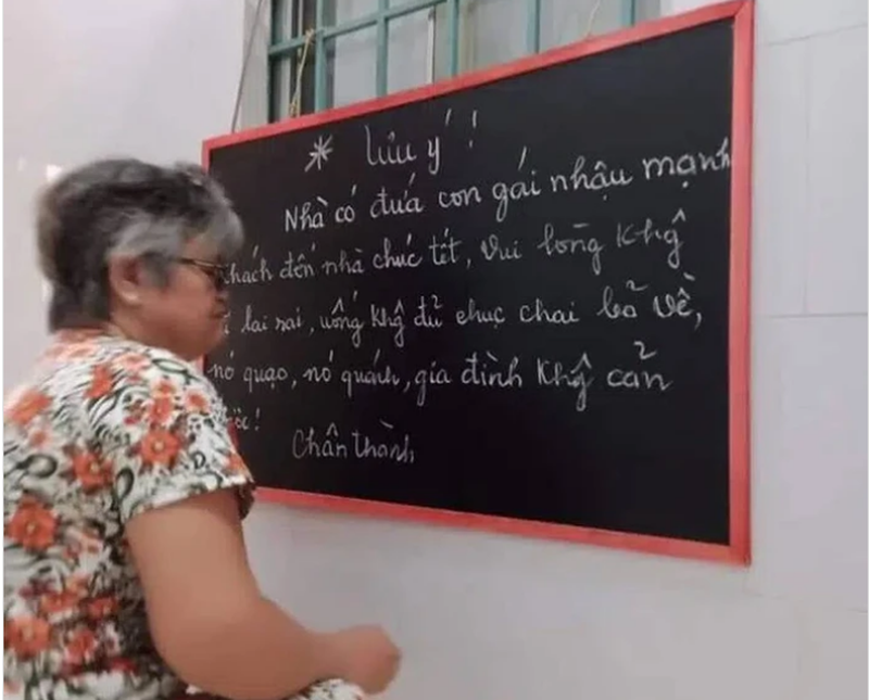Bà ngoại với lời nhắn nhủ khách đến chơi nhà: "Nhà có cô cháu gái nhậu mạnh", liệu có vị khách nào dám ngồi lai rai không nhỉ? Ảnh: Tổng hợp