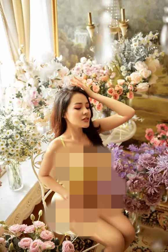 Người xem cảm thấy ná thở thay cho hot girl Bình Định này khi lớp vải quá thiếu thốn nên trông cơ thể cô nàng bức bối và trực chờ lộ nhiều hơn nữa.