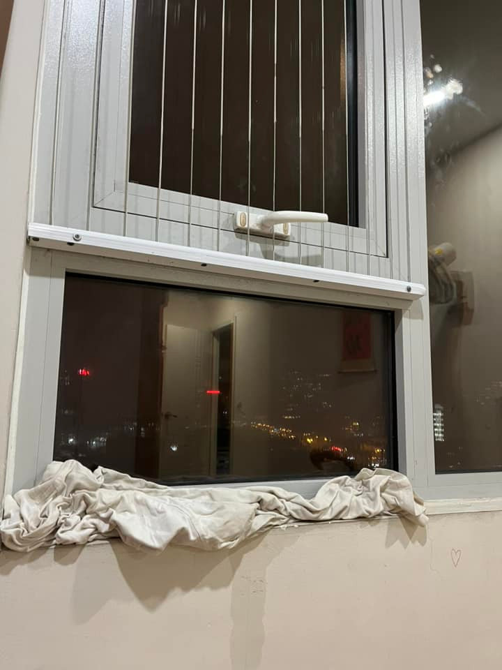 Tối ngày 7/9, từng cơn gió lốc kèm mưa lớn của bão Yagi tràn qua nhiều khu vực tại Hà Nội. Trên các hội nhóm nhiều người đã đăng tải những bức ảnh chia sẻ gia đình phải dùng những vật dụng như khăn tắm, chăn ga gối để chặn dòng nước sối từ ngoài vào trông nhà.