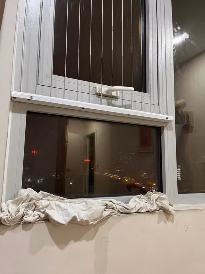 Tối ngày 7/9, từng cơn gió lốc kèm mưa lớn của bão Yagi tràn qua nhiều khu vực tại Hà Nội. Trên các hội nhóm nhiều người đã đăng tải những bức ảnh chia sẻ gia đình phải dùng những vật dụng như khăn tắm, chăn ga gối để chặn dòng nước sối từ ngoài vào trông nhà.