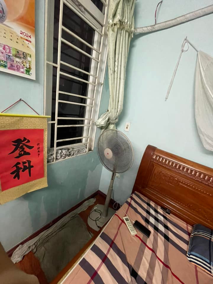 Những chiếc tường dột nước tại một khu nhà.