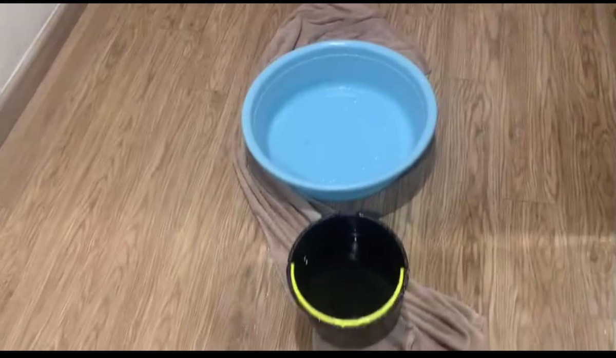 Một số người dân đã phải còng lưng lau nhà sau khi bão số 3 càn quét qua Hà Nội.