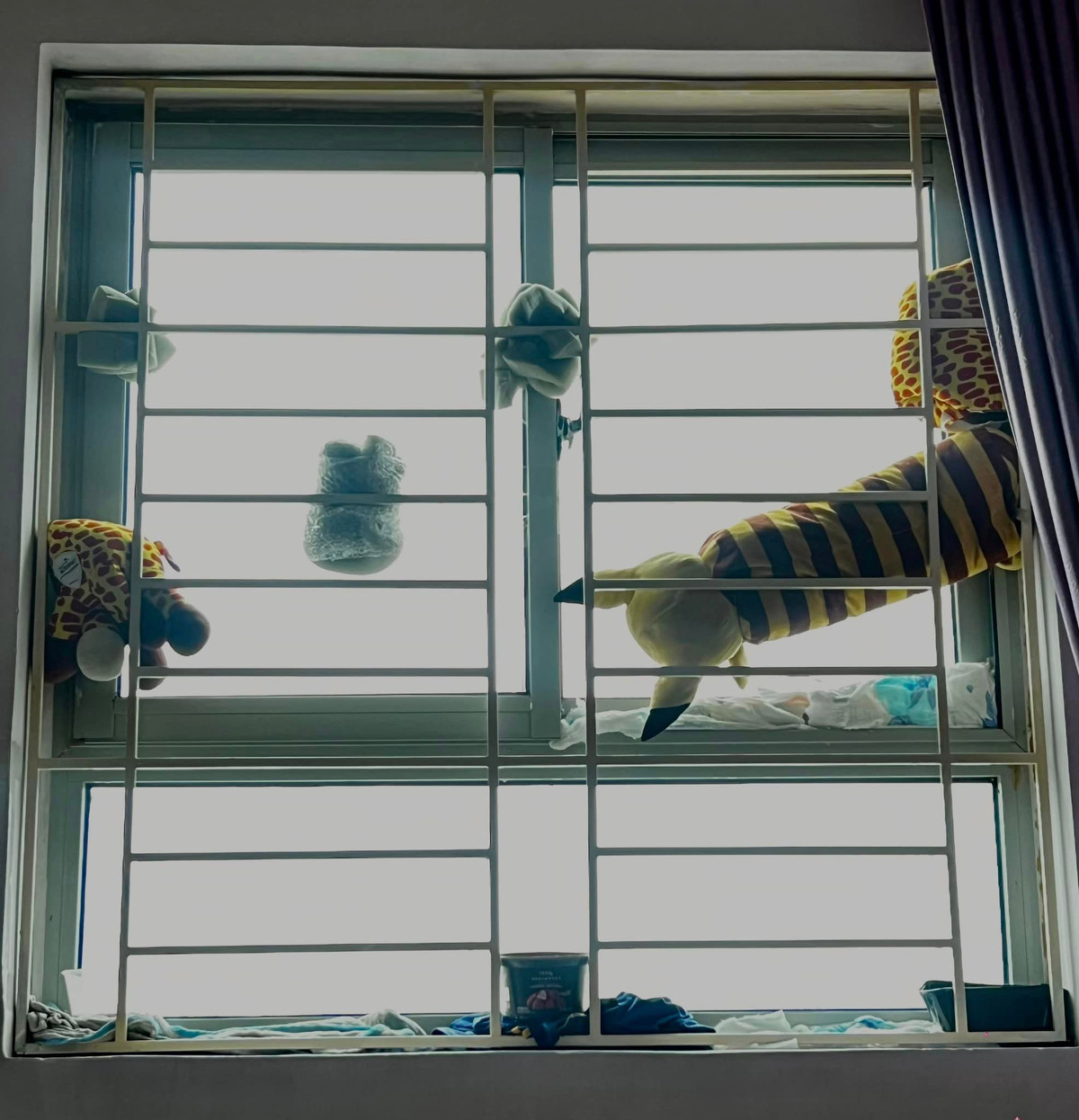 Chẳng chống cửa sổ bằng bất cứ vật dụng nào.