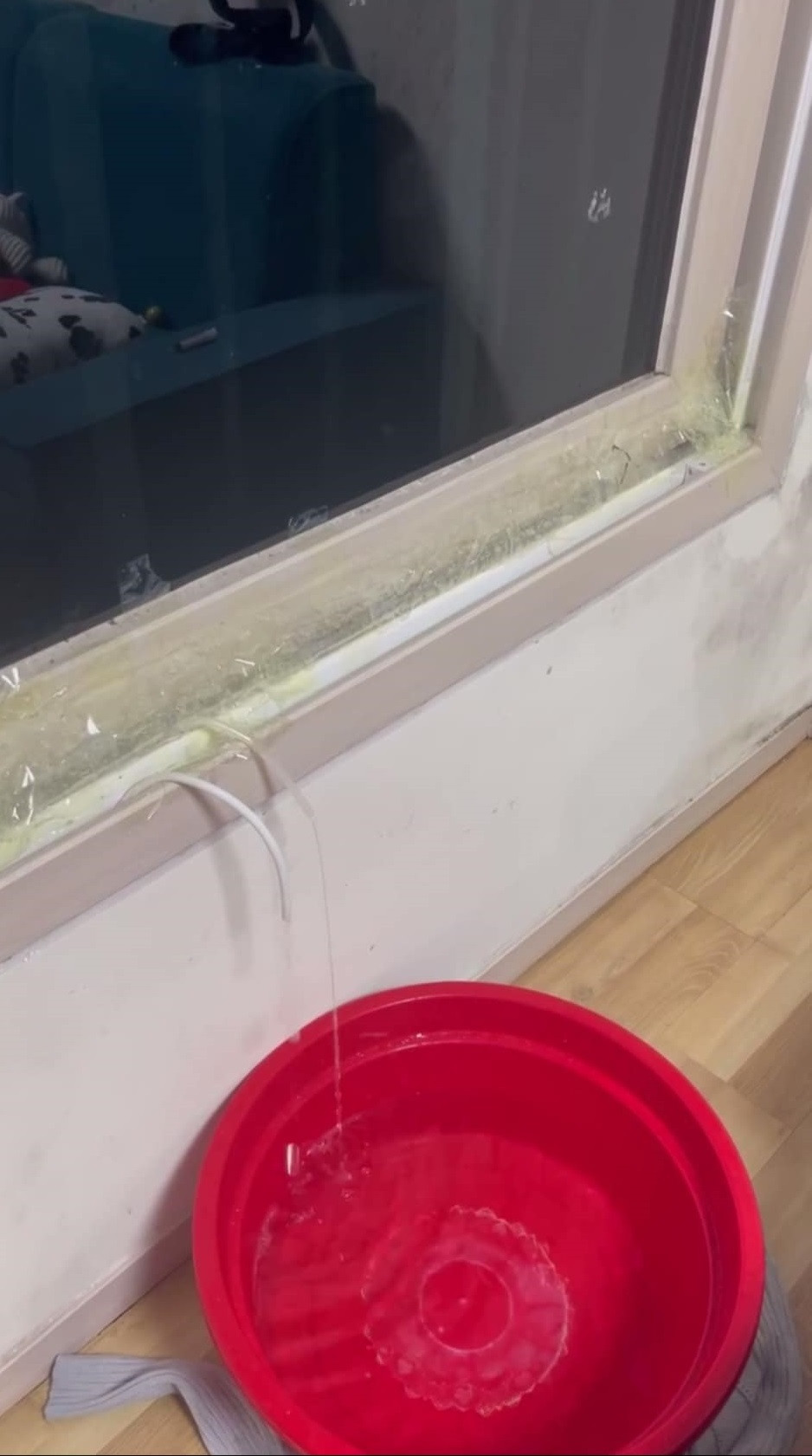 Thậm chí, nhiều người còn dùng cả băng dính để chám vào những vết nối nơi khung cửa sổ.