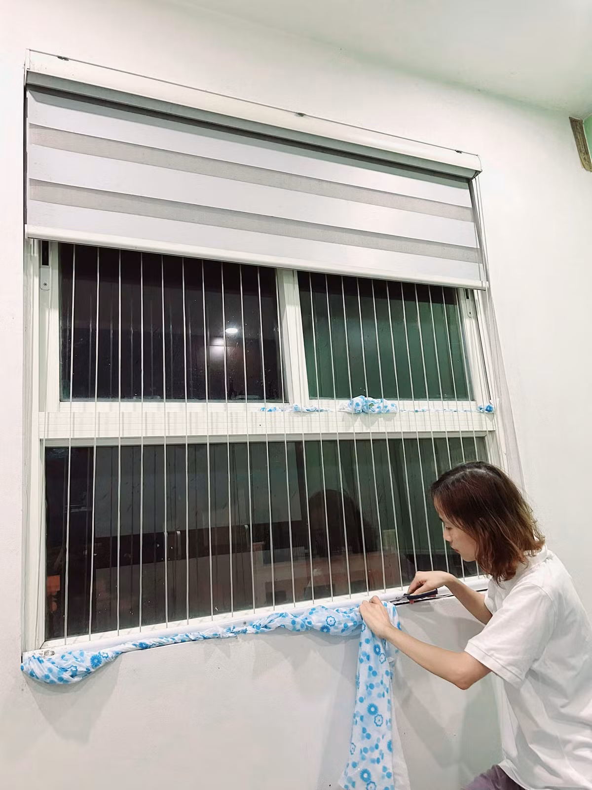 Đặc biệt là những khu nhà chung cư cao tầng, gió lớn kèm theo mưa đã khiến các gia chủ phải gia cố những khe cửa sổ khỏi nước chảy vào nhà.