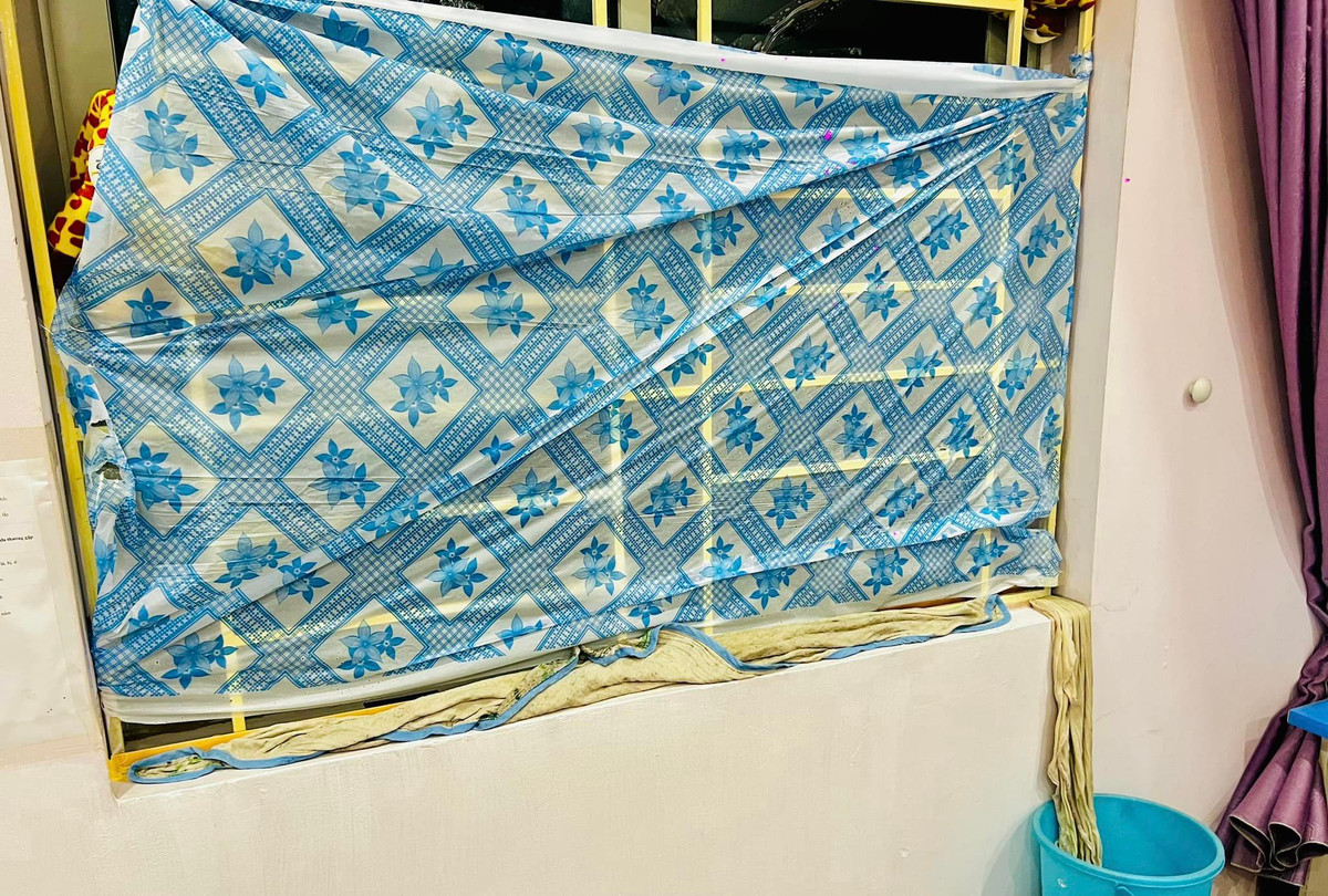 Những chiếc khăn tắm, chăn ga gối đều được huy động để chặn dòng nước chảy vào nhà.