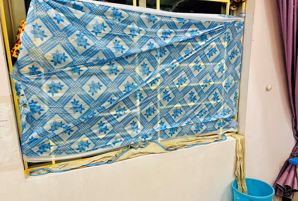 Những chiếc khăn tắm, chăn ga gối đều được huy động để chặn dòng nước chảy vào nhà.