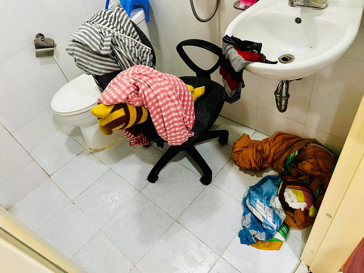 Những dụng cụ sau khi hoàn thành nhiệm vụ ngấm nước đều được xếp vào nhà vệ sinh chờ xử lý.