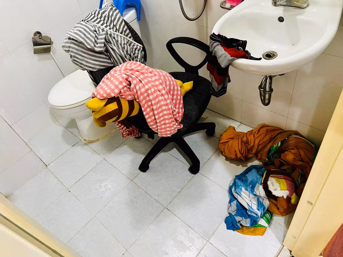 Những dụng cụ sau khi hoàn thành nhiệm vụ ngấm nước đều được xếp vào nhà vệ sinh chờ xử lý.