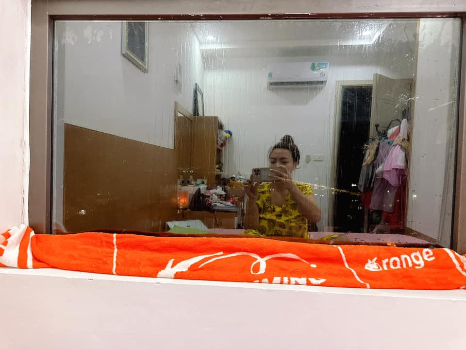 Nhiều người dân tại các khu chung cư ở Hà Nội đêm ngày 7/9 đã chia sẻ bức ảnh chặn dòng nước chảy vào nhà.