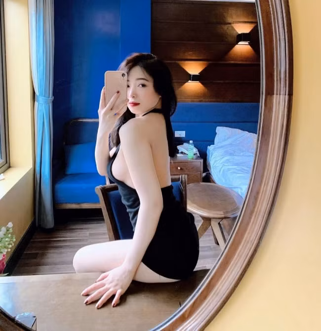 Hot girl 10X cũng dành tình cảm đặc biệt cho những thiết kế hở mạn sườn chẳng những tôn được lưng trần mà còn khéo khoe vòng 1 lấp ló.