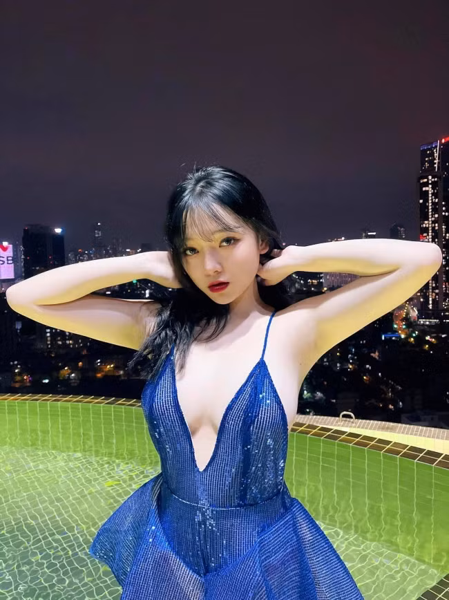 Linh Chi được biết đến với tư cách streamer. Trước đó, gái xinh gốc Lạng Sơn này còn được gọi bằng biệt danh “hot girl ảnh thẻ” khi đăng tải ảnh thẻ đẹp không tì vết.