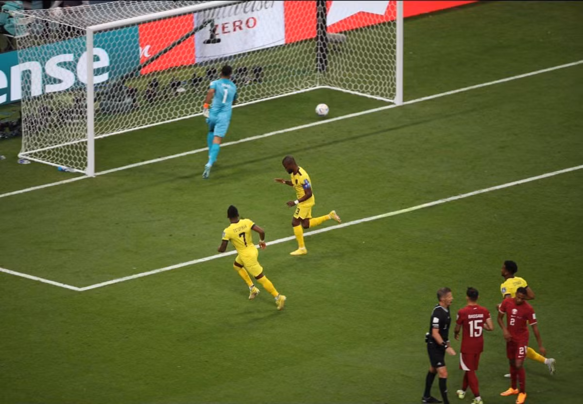 Chu nha Qatar thua toan dien truoc Ecuador ngay khai man World Cup 2022-Hinh-4