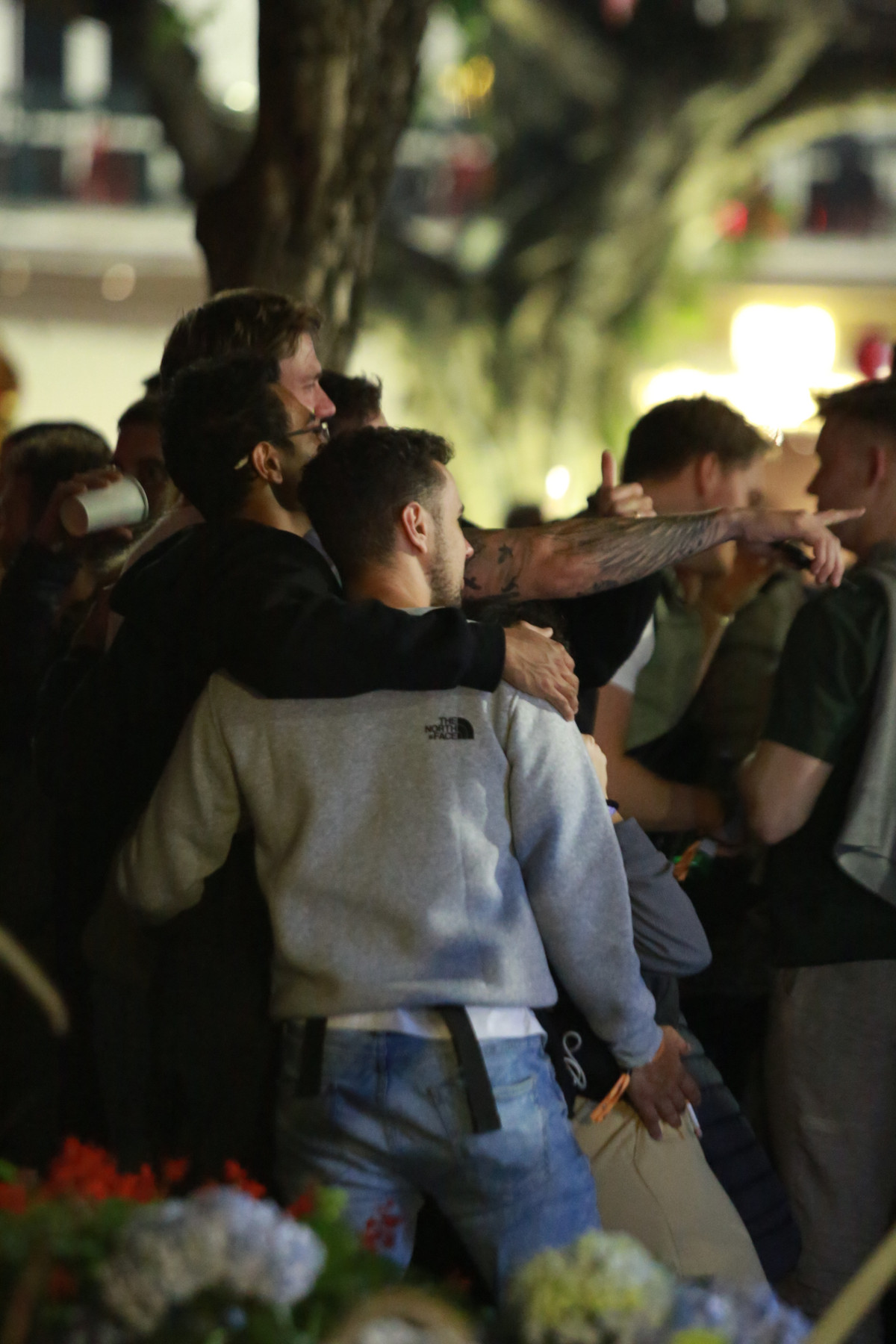 Nhiều du khách nước ngoài cùng nhau nói chúc mừng năm mới đến những người Việt Nam hiếu khách.