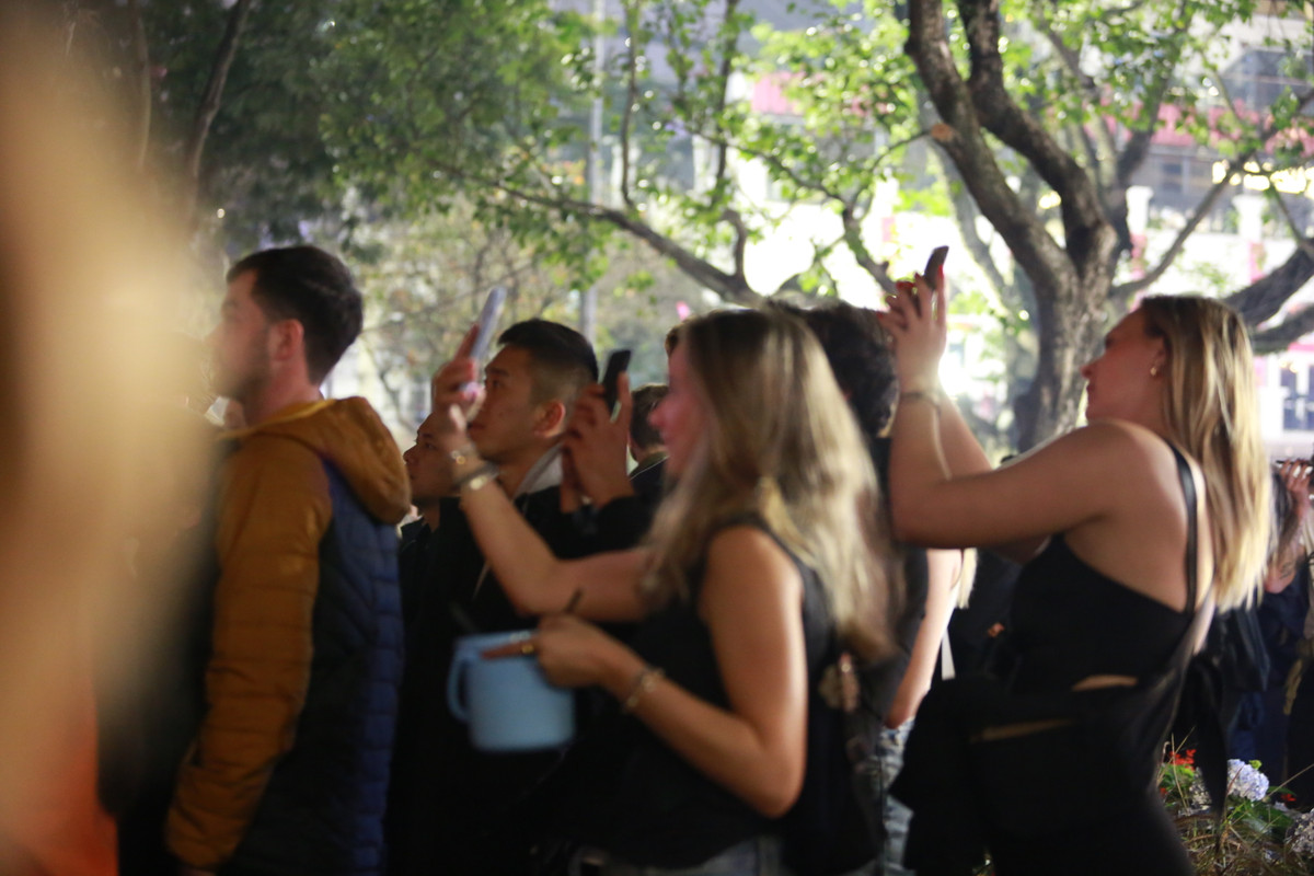 Du khách nước ngoài ghi lại màn bắn pháo hoa đón năm mới tại khu vực Hồ Gươm.