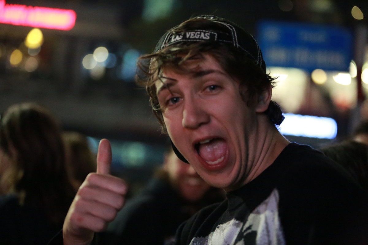 Sự phấn khích của du khách nước ngoài khi chứng kiến màn bán pháo hoa dài 15 phút chào năm mới 2024.