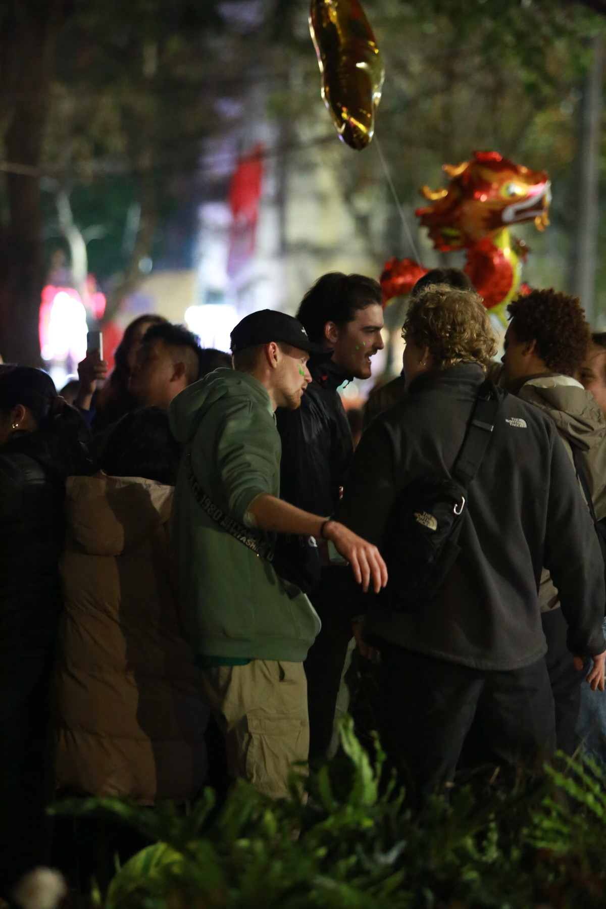 Có mặt tại Hồ Gươm trong khoảnh khắc giao năm cũ và năm mới, bên cạnh những người dân Việt Nam còn có đông đảo các du khách nước ngoài hòa vào dòng người đón thời khắc thiêng liêng.