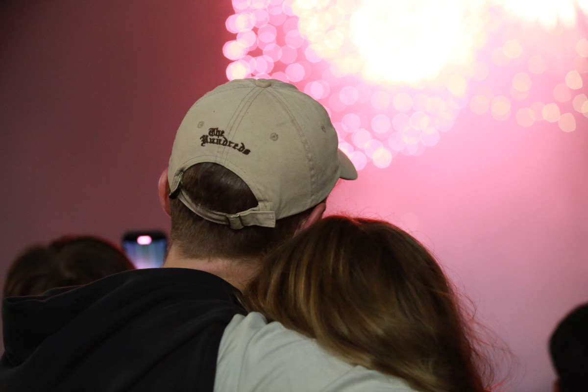 Cùng ngắm pháo hoa đón thời khắc thiêng liêng.