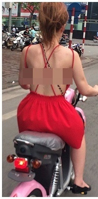 Điển hình mới đây trên mạng xã hội lan truyền khoảnh khắc một cô gái trẻ đi xe máy, diện chiếc váy màu hồng nổi bật. Mọi chuyện sẽ chẳng có gì đáng bàn nếu nữ chính không để lộ lưng trần phản cảm.
