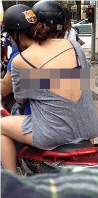 Đáng chú ý, phía sau chiếc váy có một sợi dây có thể thắt lại, che bớt đi một phần cơ thể nhưng không biết vô tình hay hữu ý nó được buộc khá hờ hững.