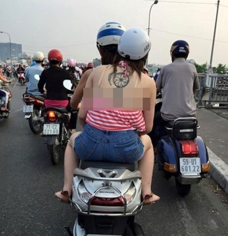 Thậm chí, có người còn để lộ cả dây nội y do màn thời trang xuống phố thảm họa với chiếc áo quây.