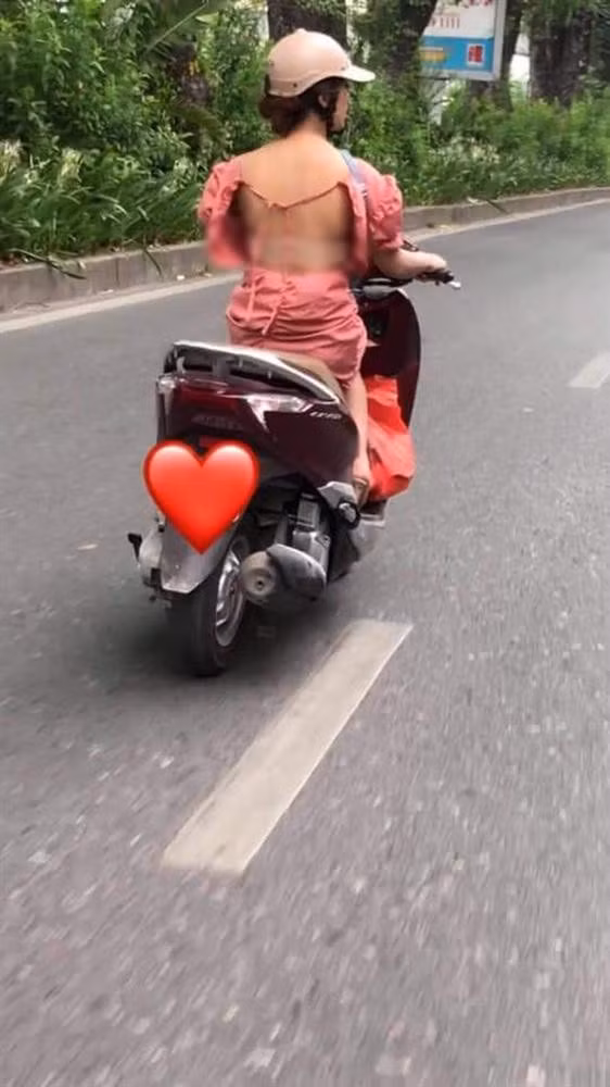 Sau vài ngày mát mẻ, Thủ đô Hà Nội và nhiều tỉnh thành trên cả nước chính thức bước vào đợt nắng nóng mới. Ngoài bịt kín như ninja, không ít cô gái chọn cách ăn mặc cách ăn mặc thiếu vải lộ lưng trần làm ai nhìn vào cũng nóng mắt.