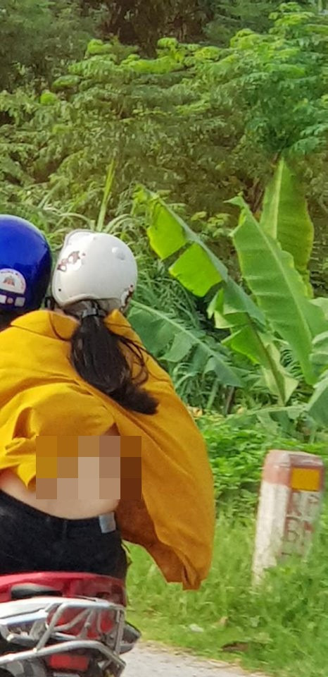 "Bây giờ đang mốt mặc như không ra đường à? Cứ ngỡ mình ăn mặc thời thượng nhưng ai ngờ lại quá phản cảm", "Chưa cần nói đến sành điệu nhưng có đắp bao nhiêu kem chống nắng cho vừa" là những lời bình luận dân tình để lại dưới những màn lộ lưng trần xuống phố của hội chị em.