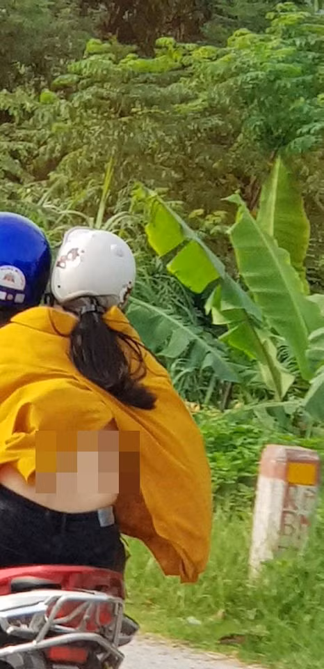 "Bây giờ đang mốt mặc như không ra đường à? Cứ ngỡ mình ăn mặc thời thượng nhưng ai ngờ lại quá phản cảm", "Chưa cần nói đến sành điệu nhưng có đắp bao nhiêu kem chống nắng cho vừa" là những lời bình luận dân tình để lại dưới những màn lộ lưng trần xuống phố của hội chị em.