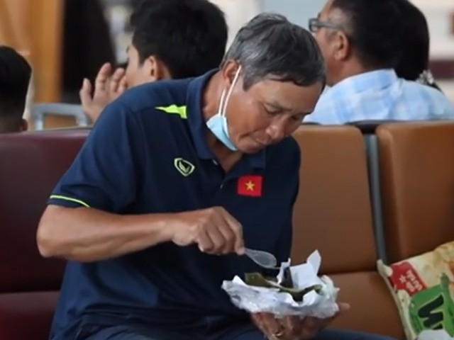 Hinh anh binh di cua HLV Mai Duc Chung gay xuc dong