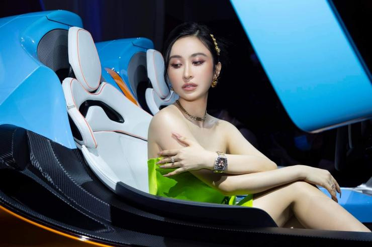 Vợ hai đại gia Minh Nhựa thường xuyên xuất hiện bên siêu xe đắt đỏ cùng chồng trong những trang phục bắt mắt.