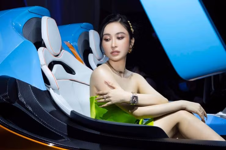 Vợ hai đại gia Minh Nhựa thường xuyên xuất hiện bên siêu xe đắt đỏ cùng chồng trong những trang phục bắt mắt.