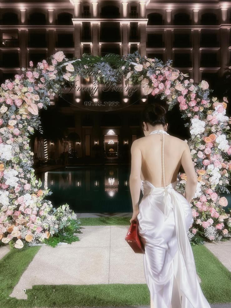 Ngoài ra, Mina Phạm còn được chồng đại gia mua đồng hồ đôi với phiên bản giới hạn giá hàng chục tỷ đồng.