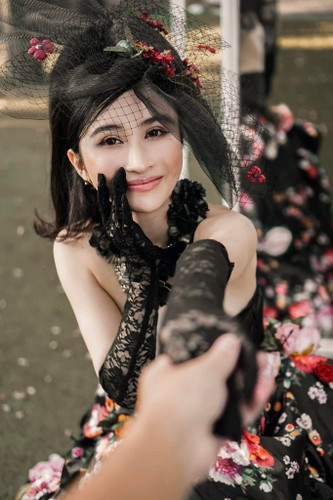 Mina Phạm từng bị tố “sống ảo” khi photoshop ảnh của một blogger nước ngoài thành ảnh của bản thân.