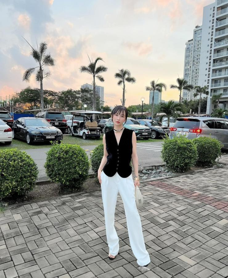 Mina Phạm có phong cách thời trang sành điệu, hàng hiệu "dát" kín người.