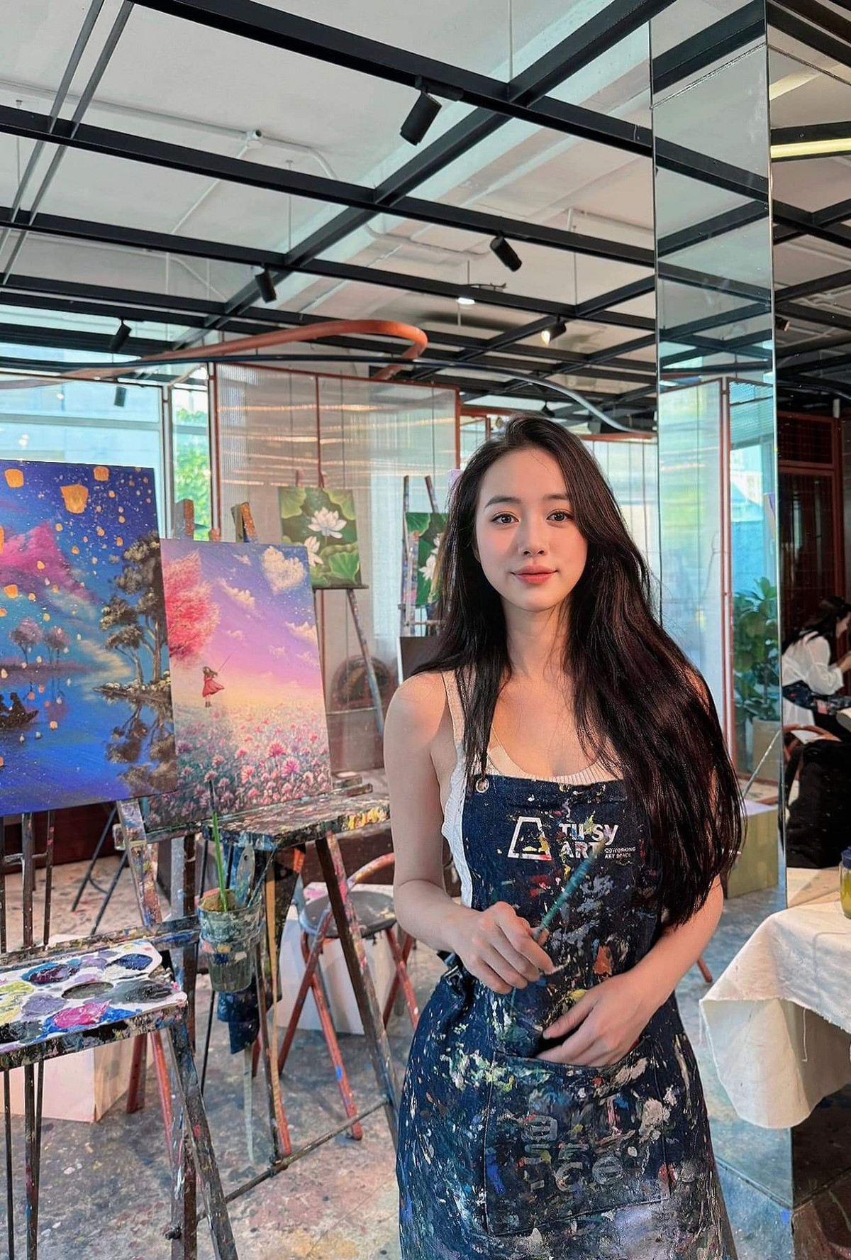 Hằng Habi chia sẻ: “Trước đây, xoạc chân là bài tập mà tôi cảm thấy vô cùng áp lực mỗi khi luyện tập. Mỗi lần tập là cực kỳ đau. Về sau khi đã học được thêm cái bài tập bổ trợ kèm việc hít thở đúng cách thì giờ đây động tác này với tôi rất bình thường và trở nên yêu thích động tác này”.