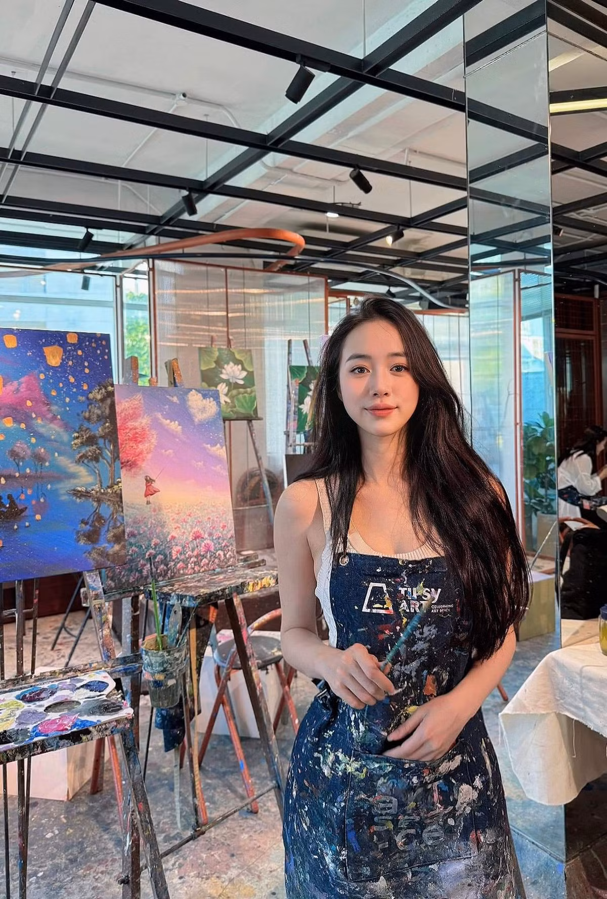 Hằng Habi chia sẻ: “Trước đây, xoạc chân là bài tập mà tôi cảm thấy vô cùng áp lực mỗi khi luyện tập. Mỗi lần tập là cực kỳ đau. Về sau khi đã học được thêm cái bài tập bổ trợ kèm việc hít thở đúng cách thì giờ đây động tác này với tôi rất bình thường và trở nên yêu thích động tác này”.