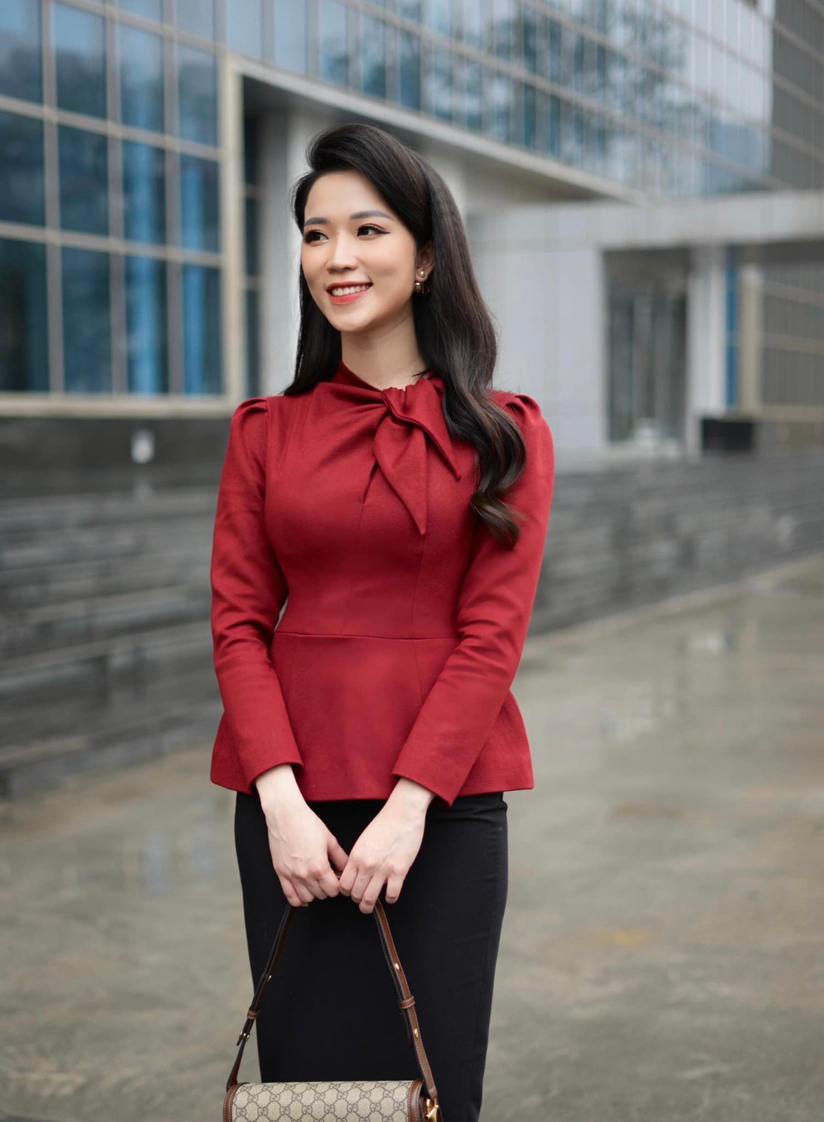 Có lợi thế về vóc dáng nên BTV Hải Yến luôn thu hút mọi ánh nhìn dù ở trên sóng hay đời thường. Cô ưa chuộng phong cách thời trang năng động mà nữ tính, quyến rũ.