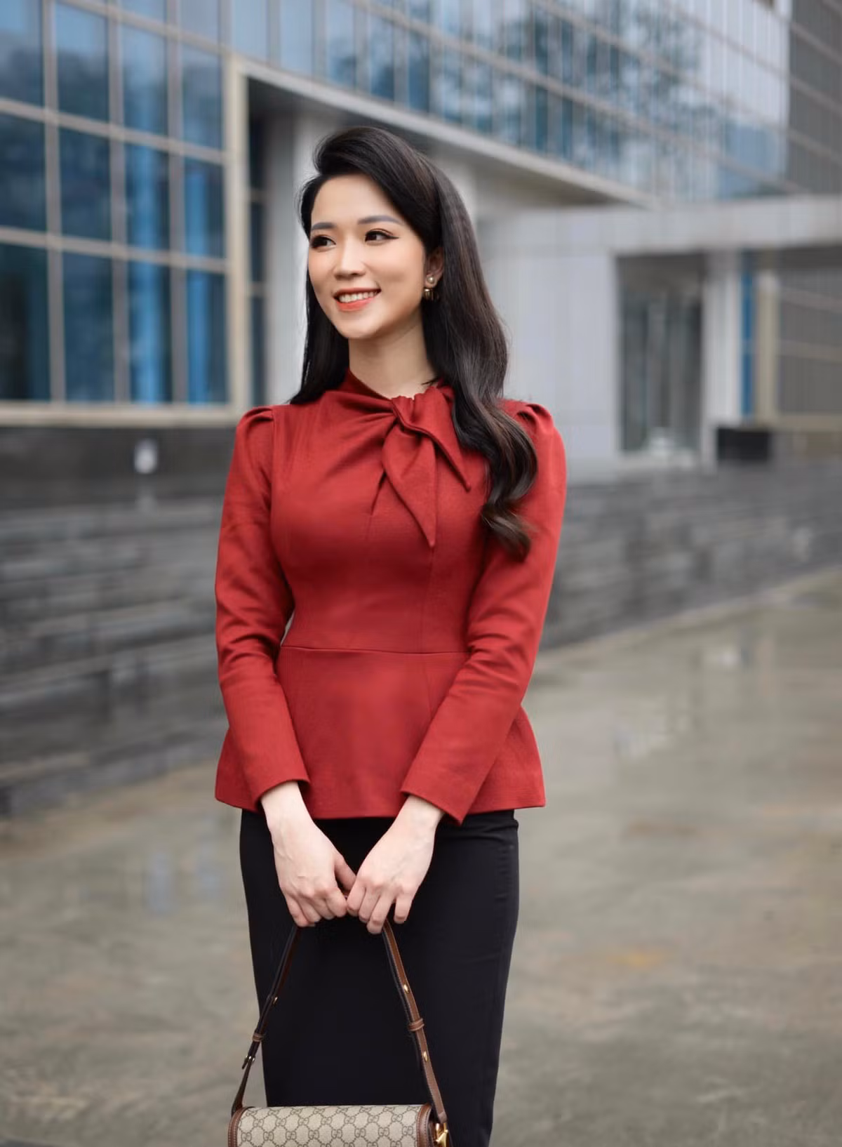 Có lợi thế về vóc dáng nên BTV Hải Yến luôn thu hút mọi ánh nhìn dù ở trên sóng hay đời thường. Cô ưa chuộng phong cách thời trang năng động mà nữ tính, quyến rũ.