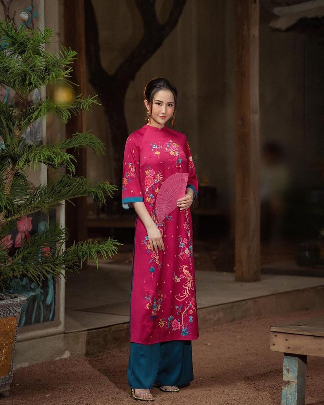 Chỉ còn vài ngày nữa là đến Tết Nguyên đán Nhâm Dần ngoài trang trí nhà cửa, team bỉm sữa còn khoe những bức hình cực xịn đón năm mới. Điển hình mới nhất phải kể đến Primmy Trương - vợ đại gia Phan Thành.