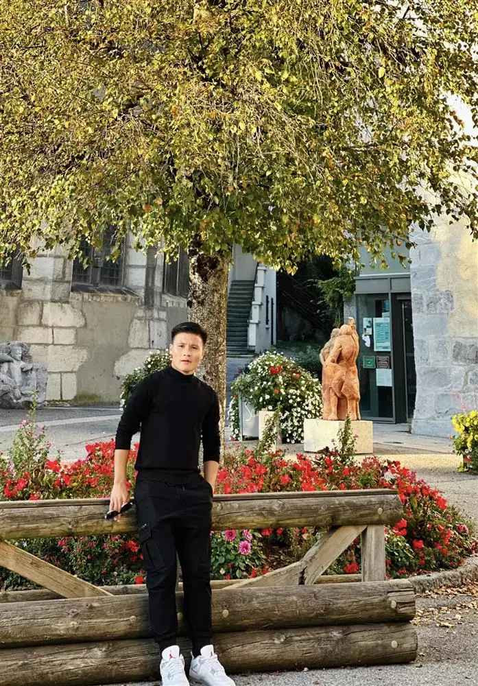 Được biết, bạn gái và bố mẹ Hải "Con" sẽ có khoảng 1 tháng lưu trú tại đây trước khi lên đường về nước.