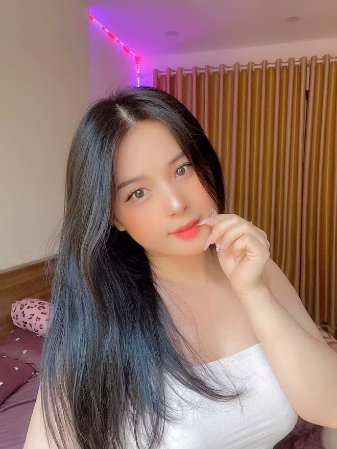 Bên cạnh gương mặt "ăn tiền", nữ streamer người Tày còn thu hút với vóc dáng nuột nà. Cân nặng khi ấy của Thảo là 44kg, vòng eo con kiến, đường cong quyến rũ.