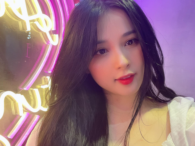 Thảo Nari (Ma Hương Thảo) là cái tên đình đám, được cộng đồng mạng săn đón không chỉ trong vai trò một hot girl mà còn là nữ streamer xinh đẹp, chơi game giỏi. Với gương mặt bầu bĩnh, dễ thương, cô nàng còn được đặt biệt danh "Nancy phiên bản Việt".