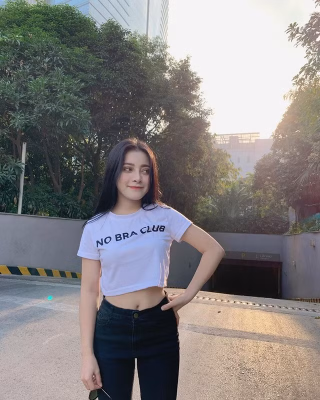 Sở hữu nhan sắc xinh đẹp, đặc biệt là đôi mắt cuốn hút, Hằng Nguyễn thường xuyên bị nhận nhầm là con lai.