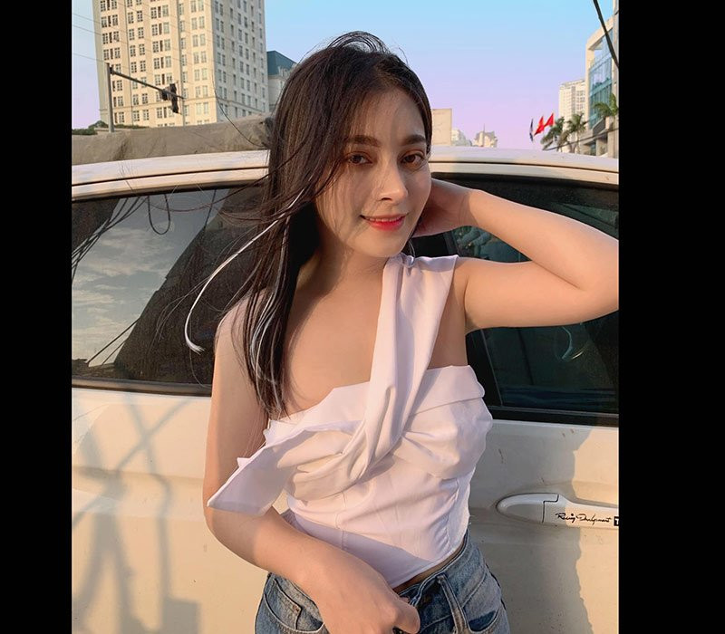 Làn da trắng như bạch tuyết, nhiều người còn không tiếc lời khi nhận xét vẻ đẹp của Hằng Nguyễn mang hơi hướng mỹ nhân tân cương "Địch Lệ Nhiệt Ba".