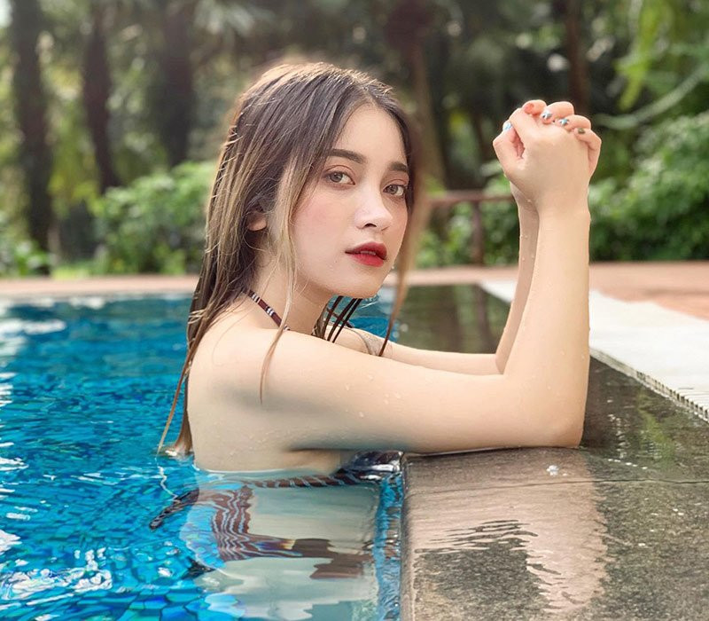 Chia sẻ về bản thân Hằng Nguyễn tâm sự: "Mình là người sống khá nội tâm và tự lập. Mình cũng không có quá nhiều bạn bè, nhưng luôn có những người bạn thân thiết để cùng nhau đi qua vui buồn của cuộc sống".