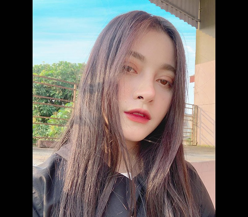 Chia sẻ về cuộc sống thường nhật của mình, Hằng Nguyễn nói: "Có thể mọi người khi nhìn vào trang cá nhân sẽ nghĩ mình là người thường xuyên đi chơi, nhưng sự thật, ngoài đi làm thì mình ở nhà nhiều hơn đi chơi. Công việc đầu tiên mình làm là đi diễn, và cho đến nay thì mình vẫn đang theo đuổi nó. Mình cảm thấy đơn giản rằng mình còn trẻ và nên sống hết mình với thanh xuân".