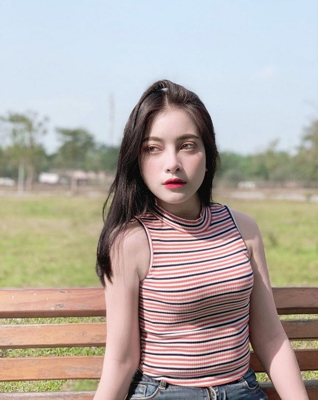 Hằng Nguyễn tên đầy đủ là Nguyễn Thị Hằng sinh năm 2000. Hiện cô nàng là sinh viên trường ĐH Sân khấu Điện ảnh.